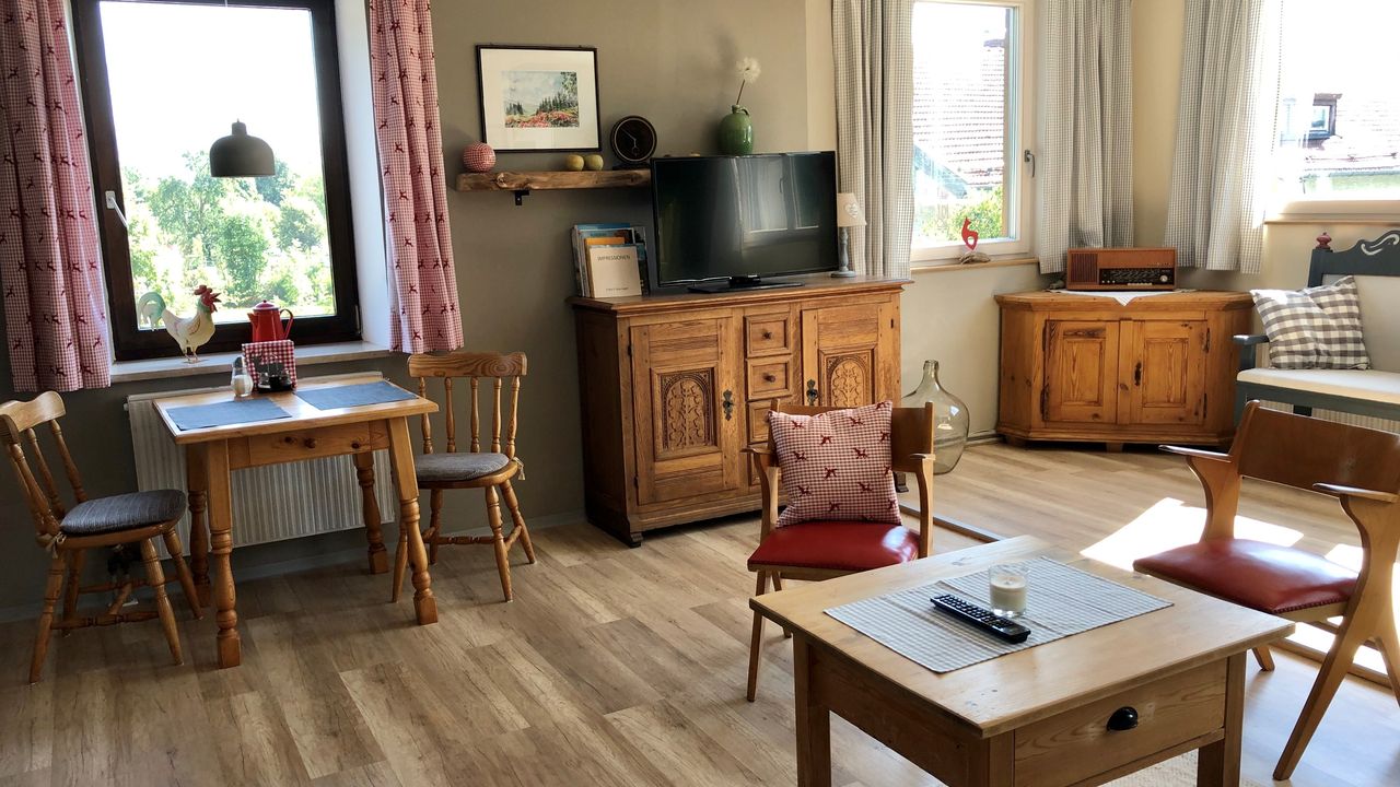 Ferienwohnung Riesenkopf Wohnzimmer mit Flachbild TV und Panoramafenster Ferienwohnung Riesenkopf Wohnzimmer mit Flachbild TV und Panoramafenster